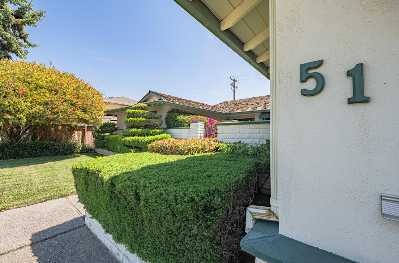 Detail Gallery Image 4 of 44 For 51 La Mirada Ct, Salinas,  CA 93901 - 3 Beds | 2/1 Baths