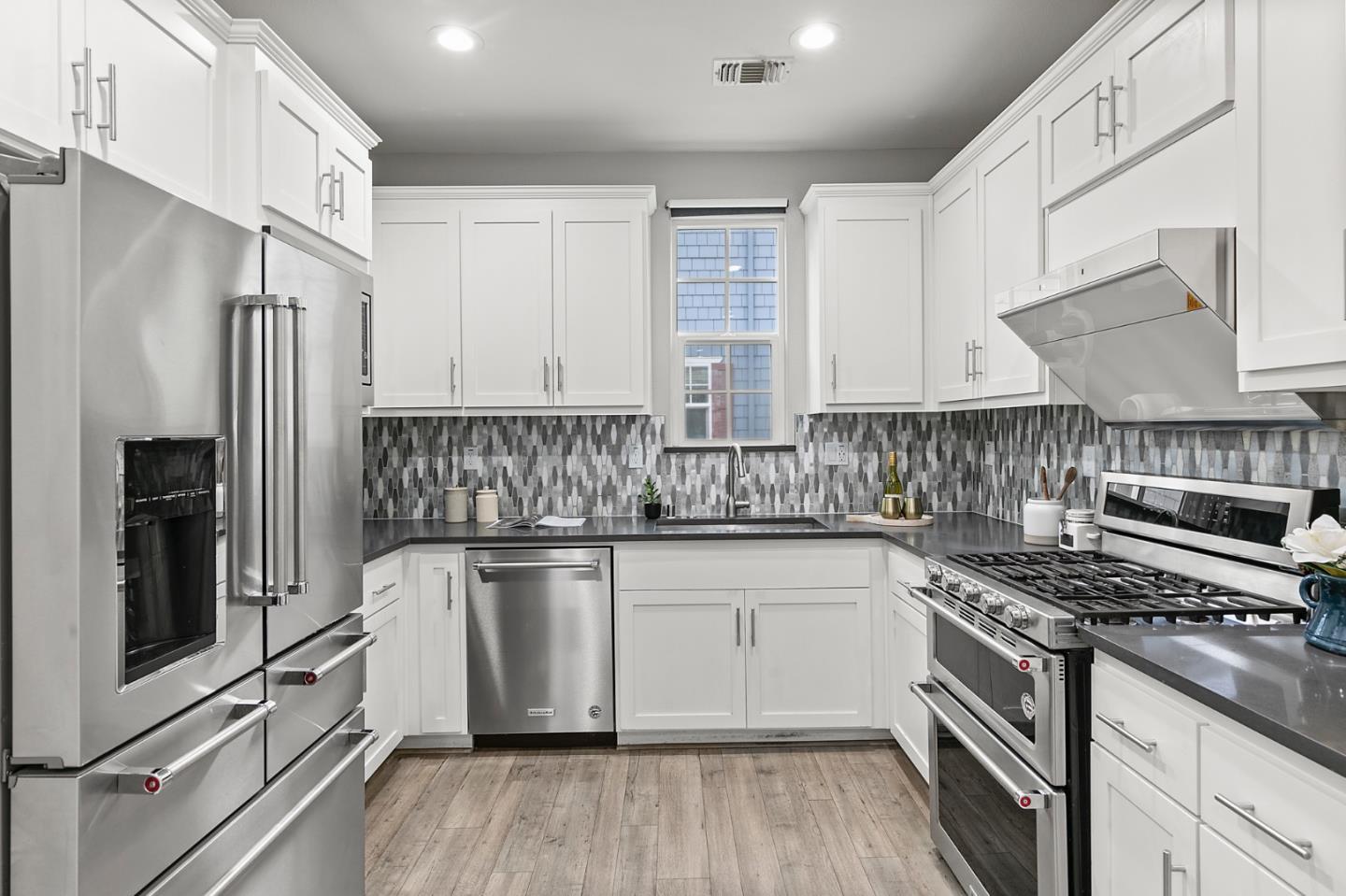 Detail Gallery Image 10 of 35 For 3718 Pyramid Way, Mountain View,  CA 94043 - 4 Beds | 4 Baths