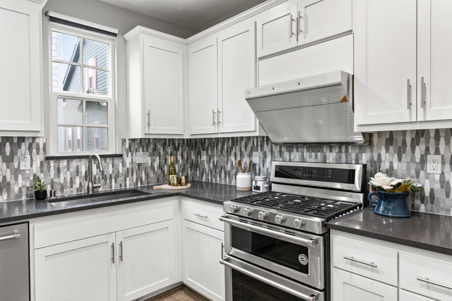 Detail Gallery Image 11 of 35 For 3718 Pyramid Way, Mountain View,  CA 94043 - 4 Beds | 4 Baths