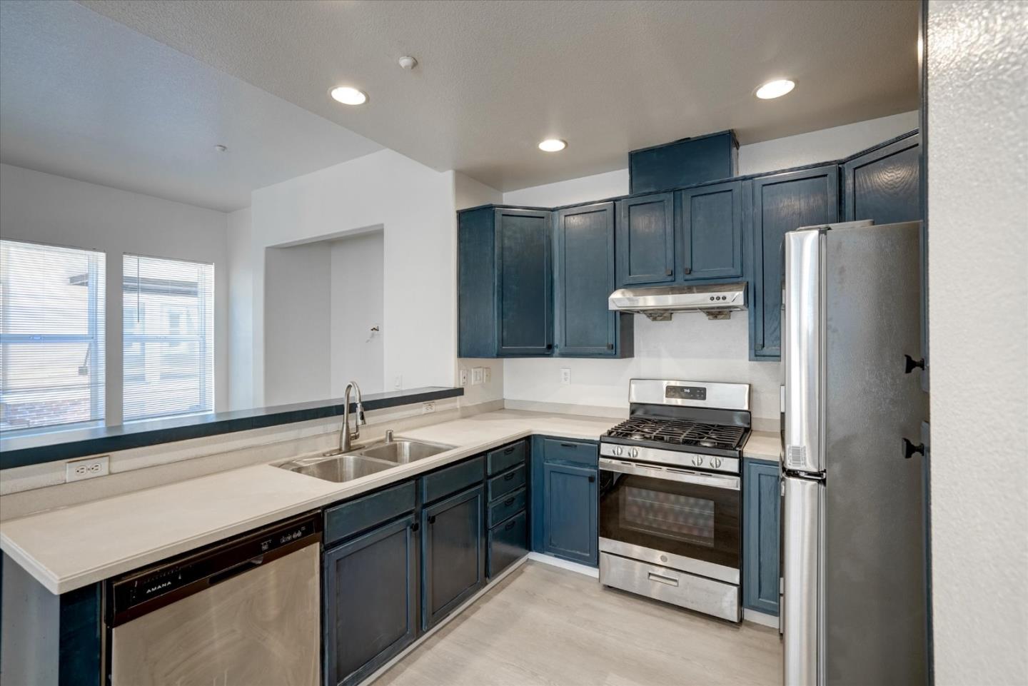Detail Gallery Image 10 of 38 For 22820 Paseo Pl, Hayward,  CA 94541 - 3 Beds | 3 Baths