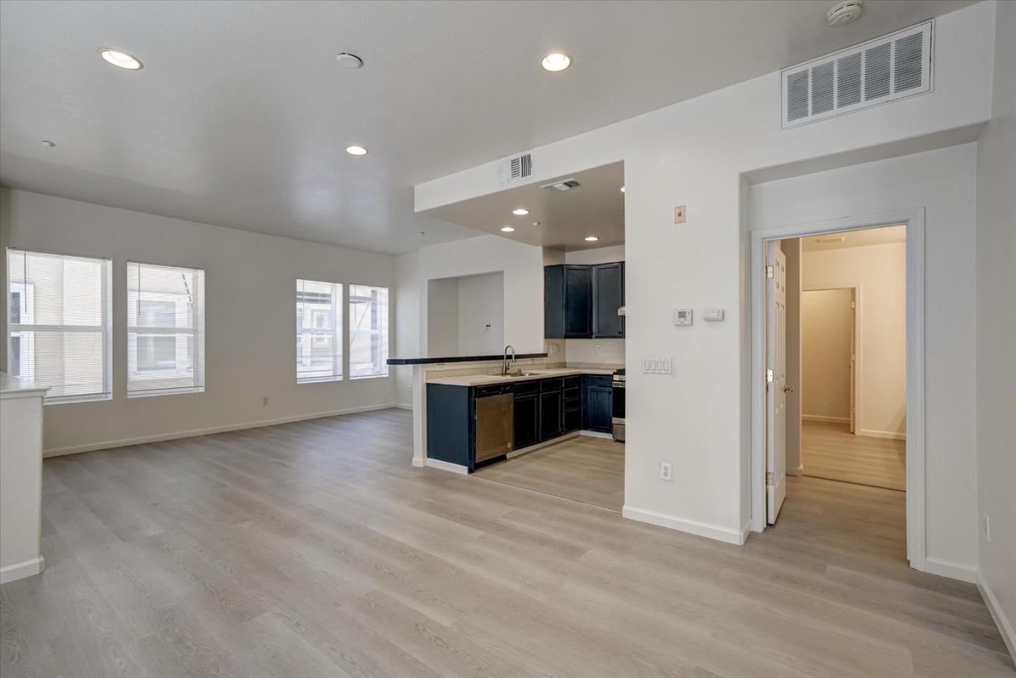 Detail Gallery Image 5 of 38 For 22820 Paseo Pl, Hayward,  CA 94541 - 3 Beds | 3 Baths