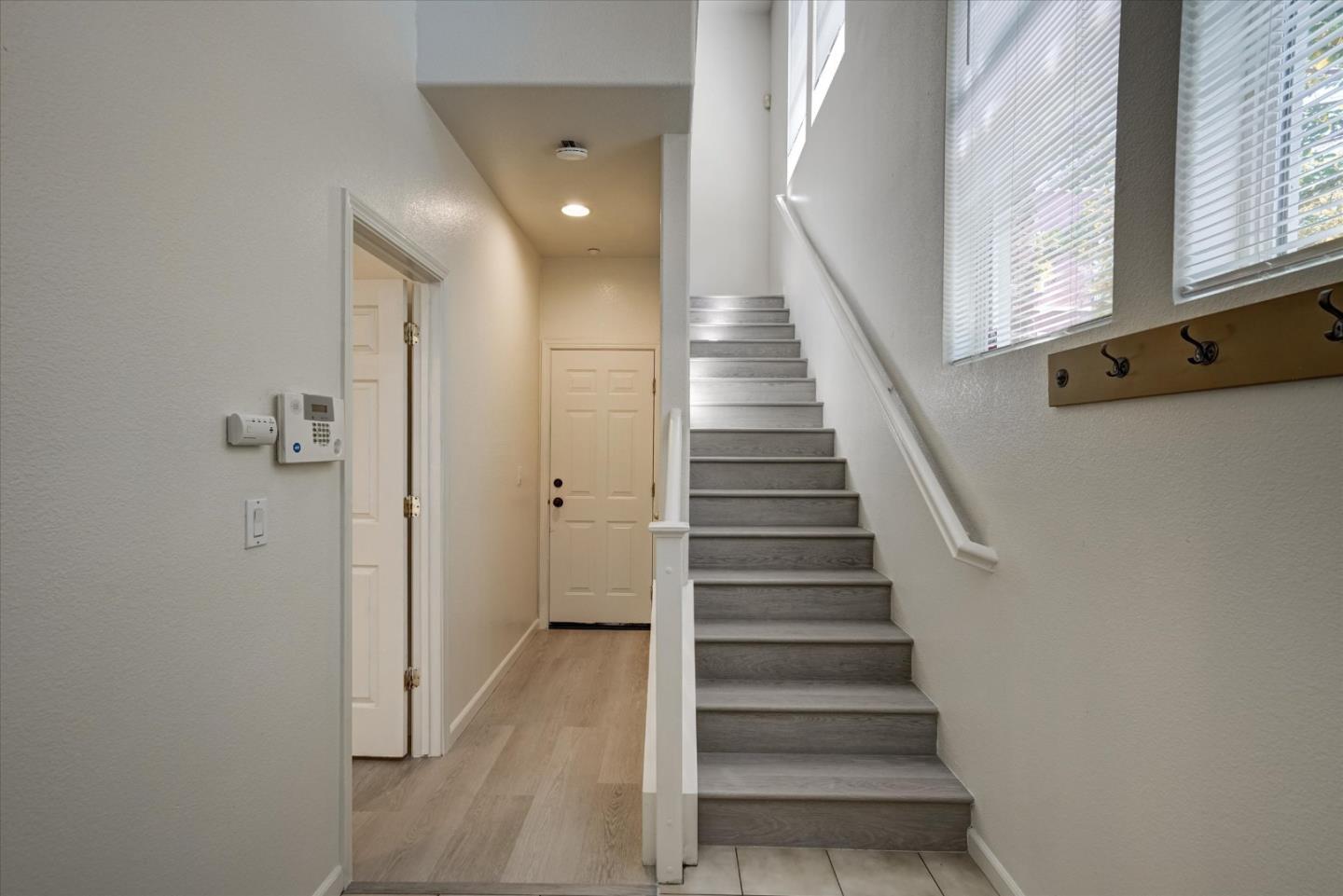 Detail Gallery Image 6 of 38 For 22820 Paseo Pl, Hayward,  CA 94541 - 3 Beds | 3 Baths