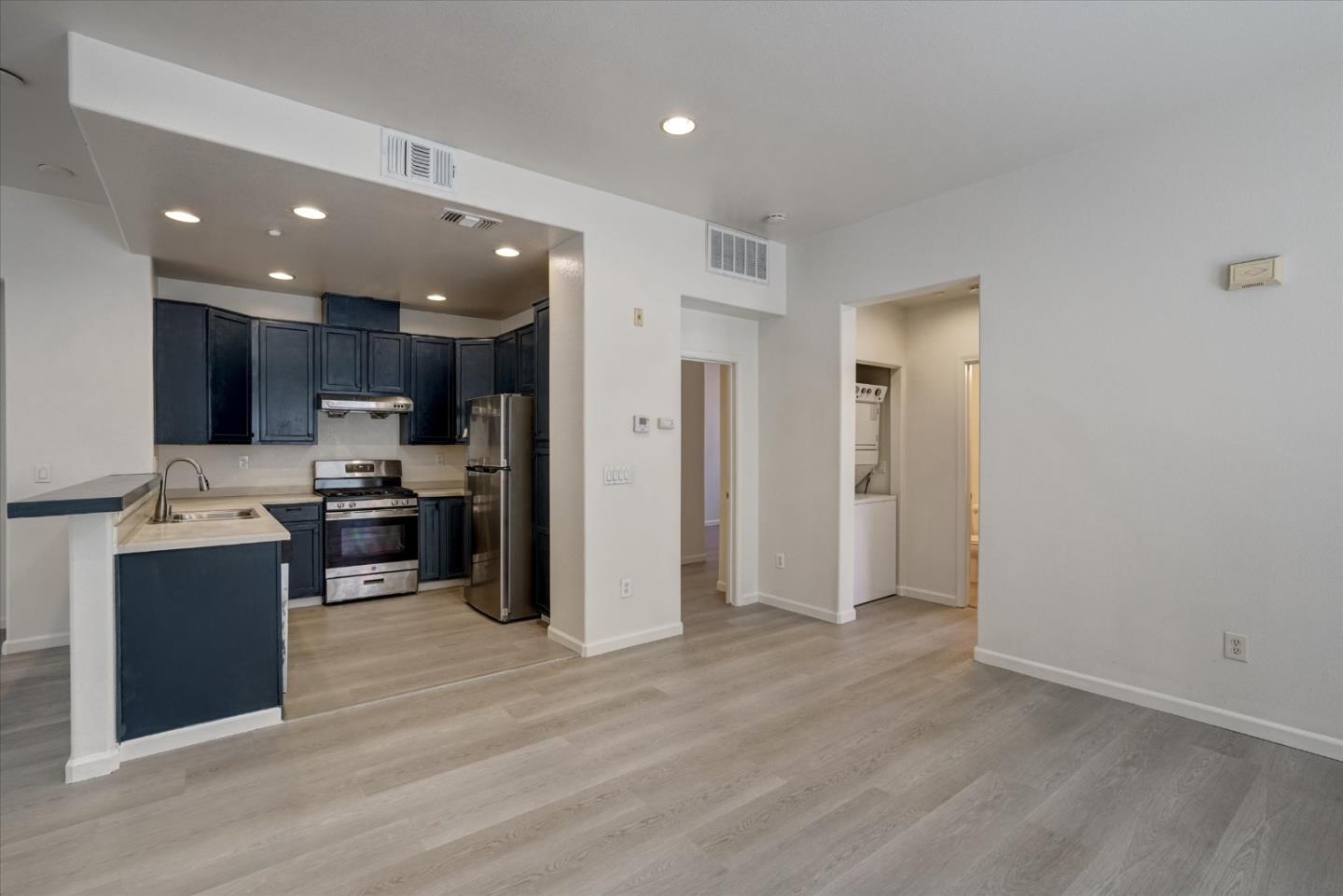 Detail Gallery Image 7 of 38 For 22820 Paseo Pl, Hayward,  CA 94541 - 3 Beds | 3 Baths