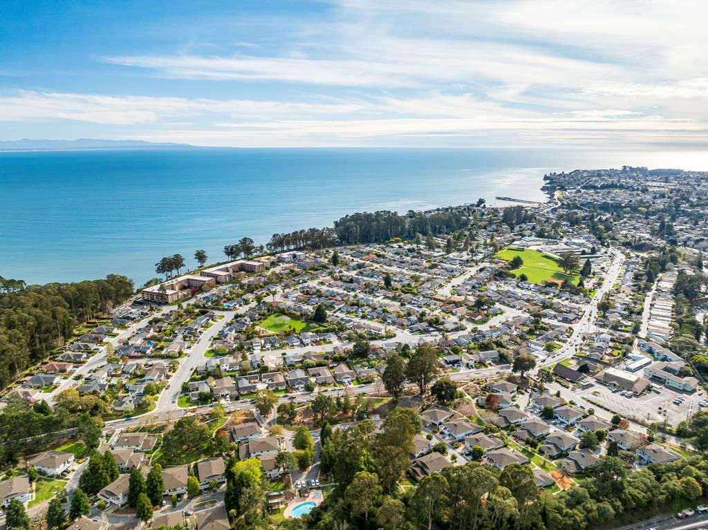 Detail Gallery Image 2 of 24 For 1133 Callas Ln #2,  Capitola,  CA 95010 - 2 Beds | 1 Baths