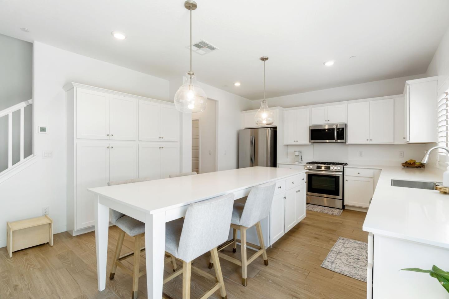 Detail Gallery Image 4 of 40 For 2459 W Hampton Dr, Hanford,  CA 93230 - 4 Beds | 2/1 Baths