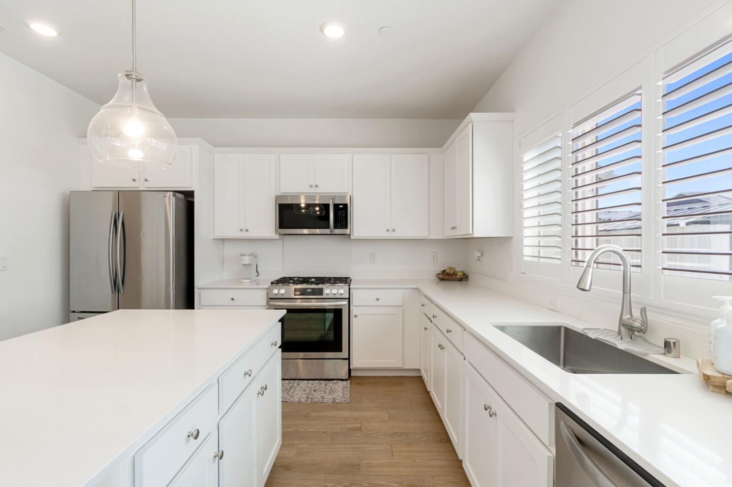 Detail Gallery Image 5 of 40 For 2459 W Hampton Dr, Hanford,  CA 93230 - 4 Beds | 2/1 Baths
