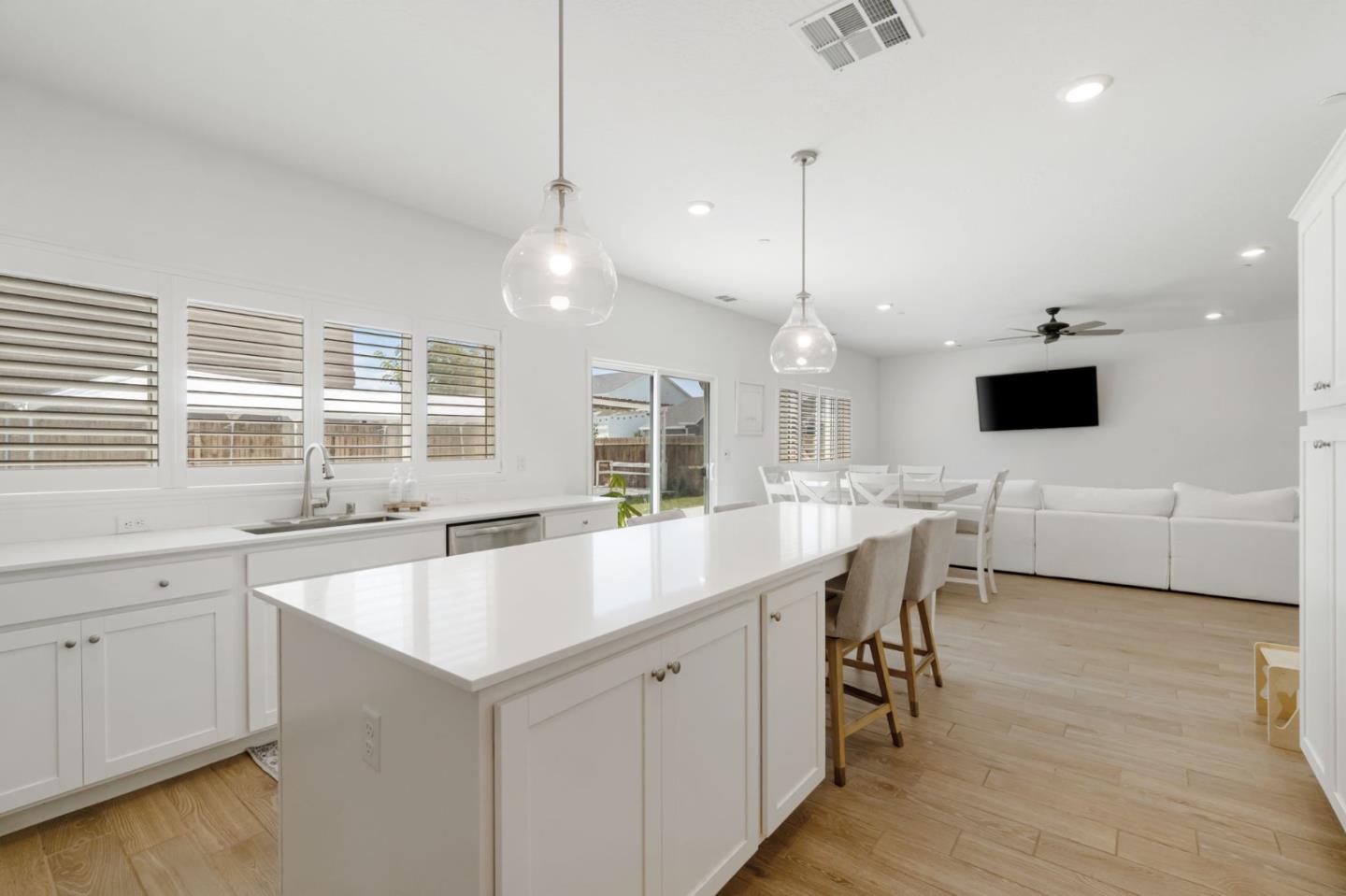 Detail Gallery Image 7 of 40 For 2459 W Hampton Dr, Hanford,  CA 93230 - 4 Beds | 2/1 Baths