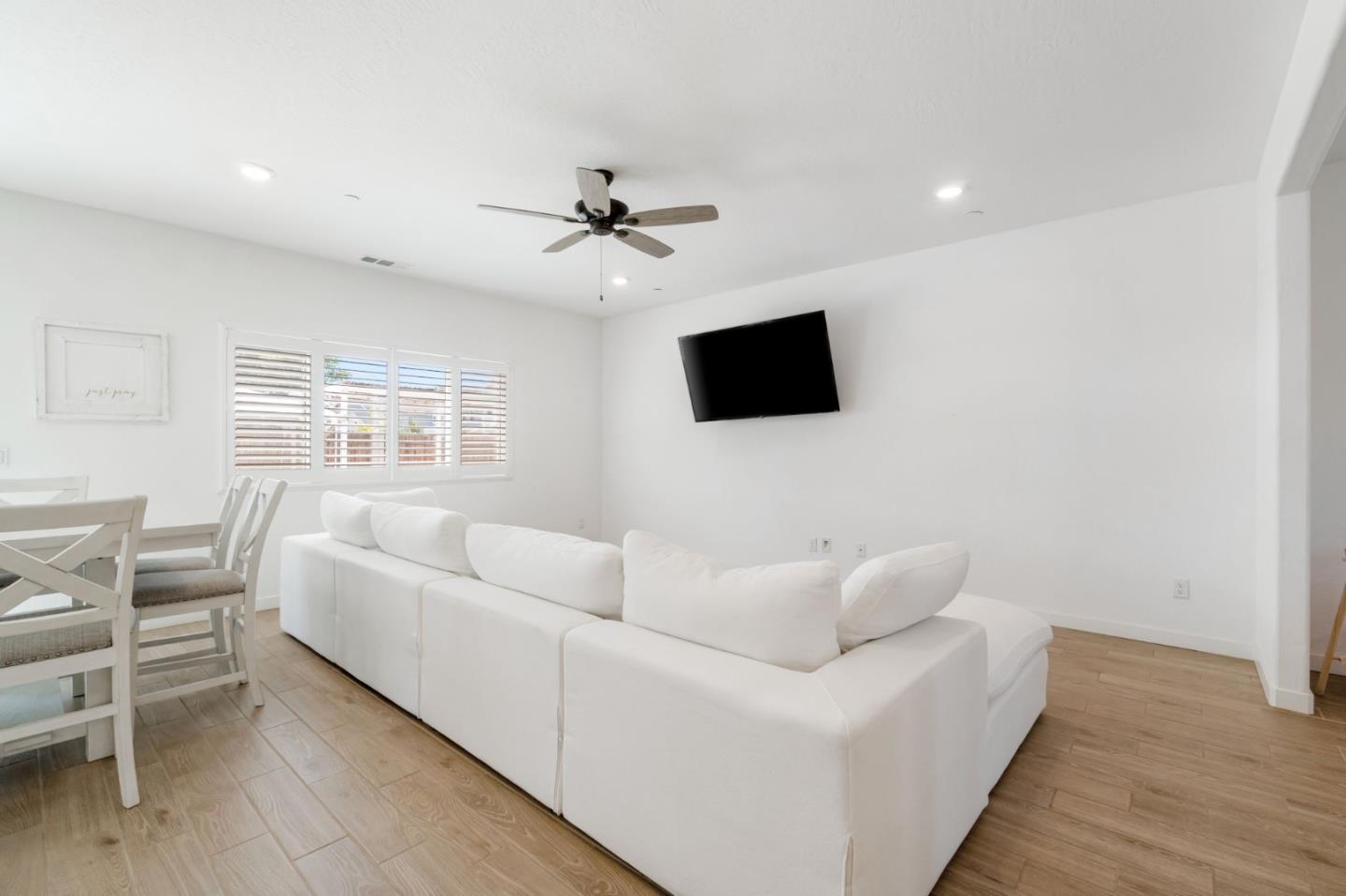 Detail Gallery Image 8 of 40 For 2459 W Hampton Dr, Hanford,  CA 93230 - 4 Beds | 2/1 Baths