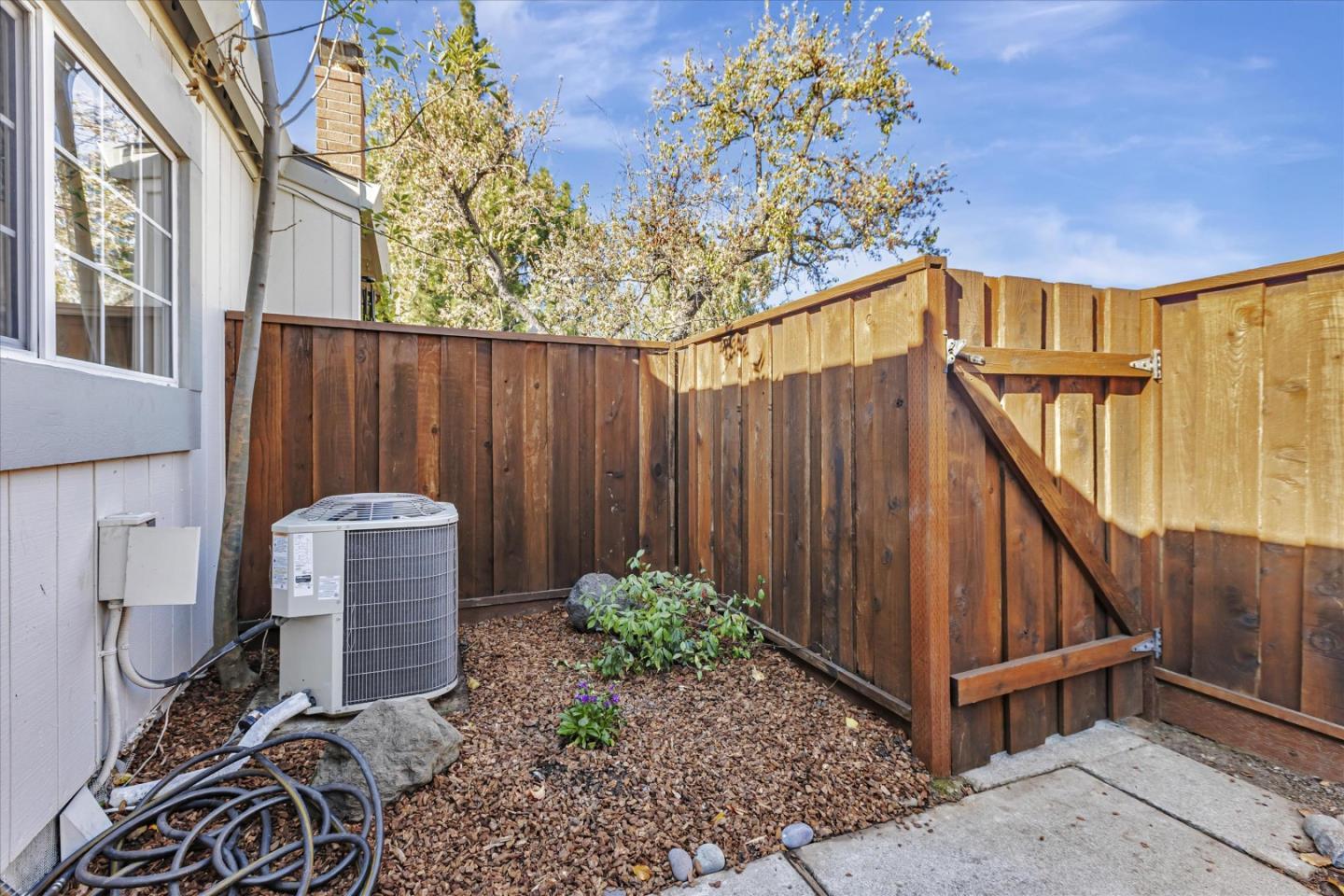 Detail Gallery Image 27 of 31 For 10995 Northseal Sq, Cupertino,  CA 95014 - 2 Beds | 2 Baths