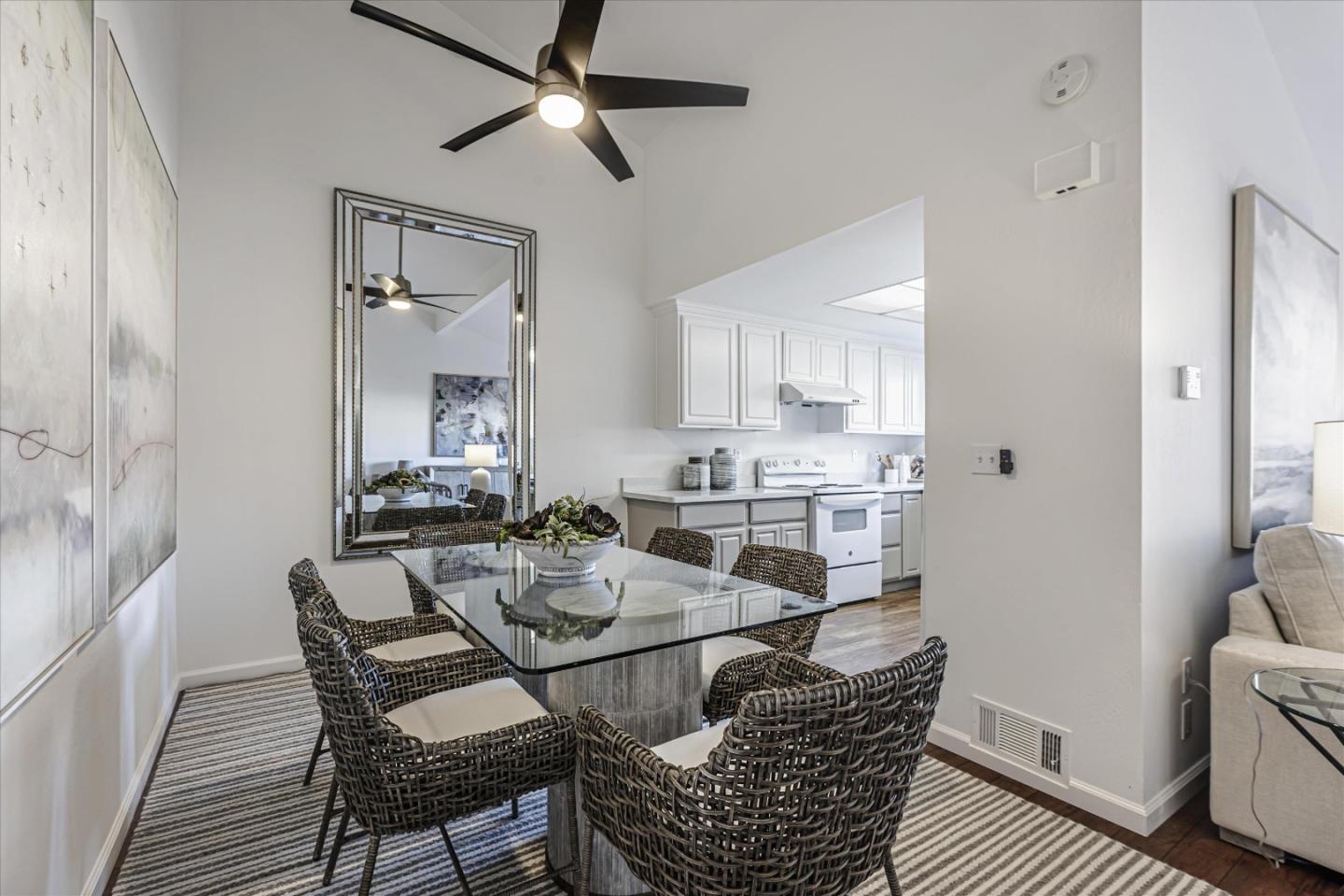Detail Gallery Image 4 of 31 For 10995 Northseal Sq, Cupertino,  CA 95014 - 2 Beds | 2 Baths