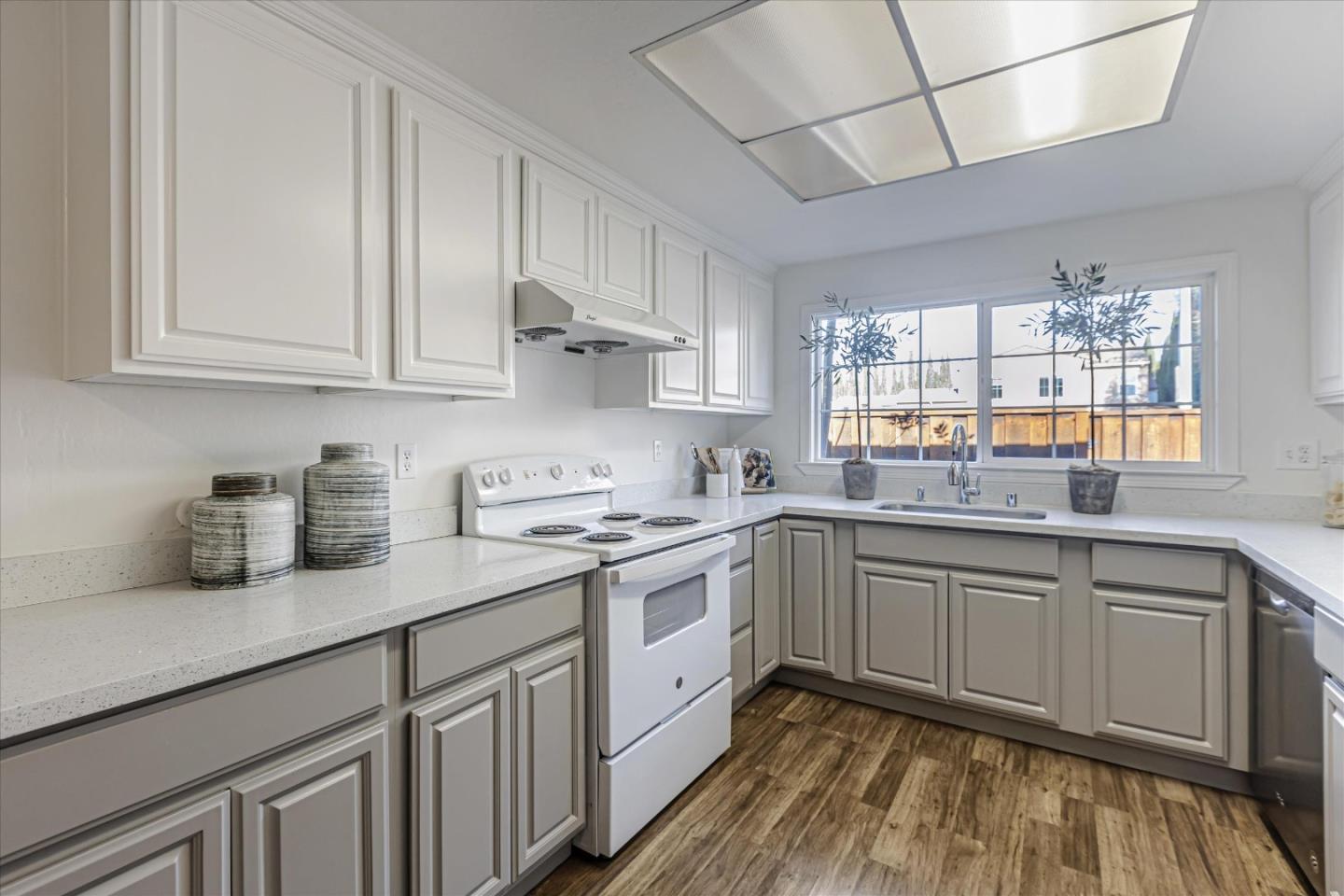 Detail Gallery Image 7 of 31 For 10995 Northseal Sq, Cupertino,  CA 95014 - 2 Beds | 2 Baths