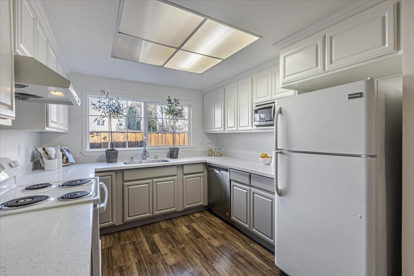 Detail Gallery Image 8 of 31 For 10995 Northseal Sq, Cupertino,  CA 95014 - 2 Beds | 2 Baths