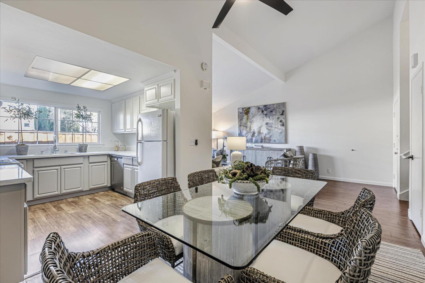 Detail Gallery Image 9 of 31 For 10995 Northseal Sq, Cupertino,  CA 95014 - 2 Beds | 2 Baths