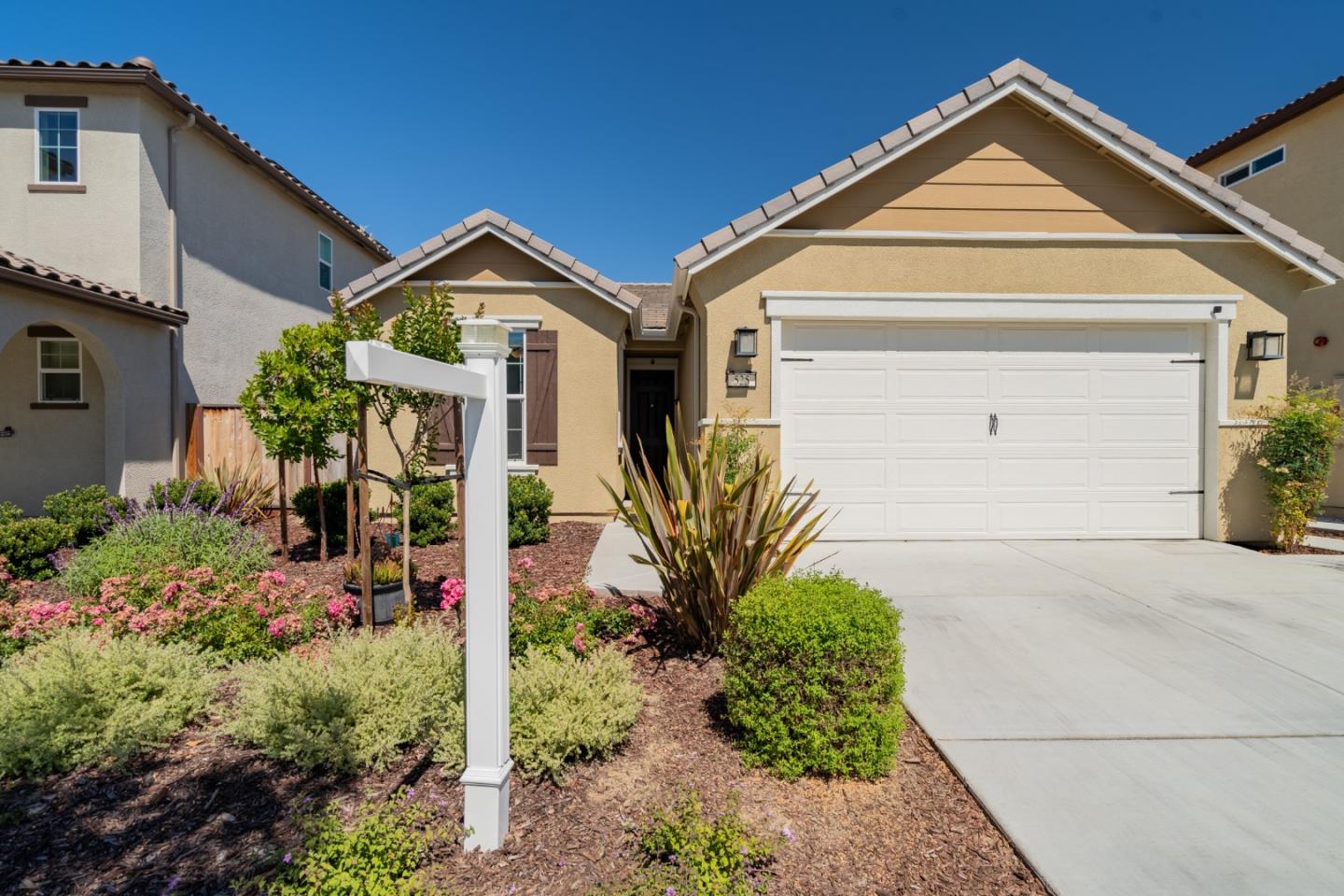 Detail Gallery Image 2 of 37 For 525 Alicante Dr, Hollister,  CA 95023 - 3 Beds | 2 Baths