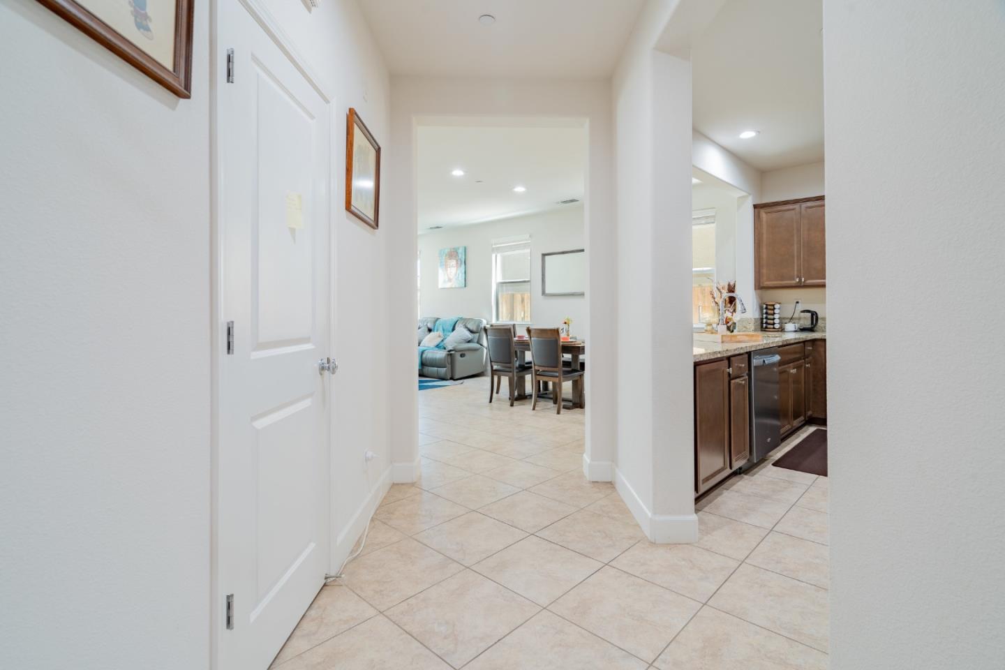 Detail Gallery Image 4 of 37 For 525 Alicante Dr, Hollister,  CA 95023 - 3 Beds | 2 Baths