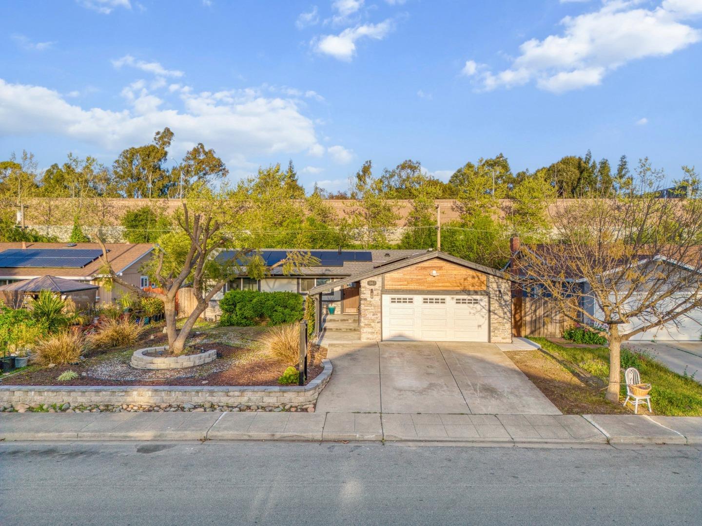 Detail Gallery Image 19 of 36 For 847 San Luppe Dr, Mountain View,  CA 94043 - 3 Beds | 2 Baths
