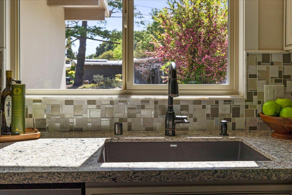 Detail Gallery Image 13 of 37 For 907 Christopher Way, Menlo Park,  CA 94025 - 3 Beds | 2 Baths