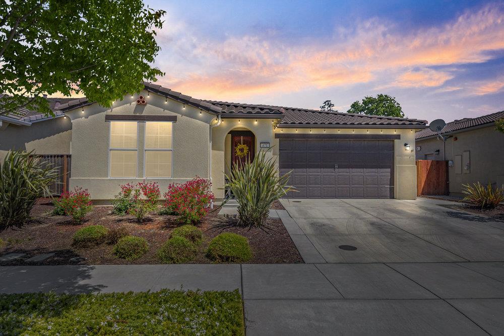 Detail Gallery Image 1 of 37 For 471 Segovia Dr, Hollister,  CA 95023 - 3 Beds | 2/1 Baths