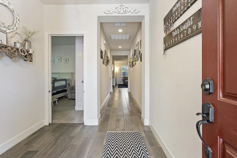Detail Gallery Image 4 of 37 For 471 Segovia Dr, Hollister,  CA 95023 - 3 Beds | 2/1 Baths
