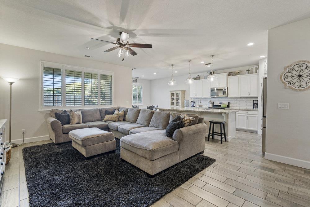 Detail Gallery Image 5 of 37 For 471 Segovia Dr, Hollister,  CA 95023 - 3 Beds | 2/1 Baths