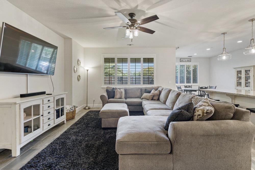 Detail Gallery Image 6 of 37 For 471 Segovia Dr, Hollister,  CA 95023 - 3 Beds | 2/1 Baths