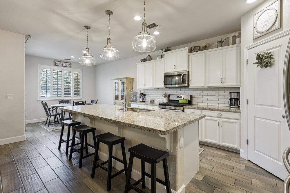 Detail Gallery Image 7 of 37 For 471 Segovia Dr, Hollister,  CA 95023 - 3 Beds | 2/1 Baths