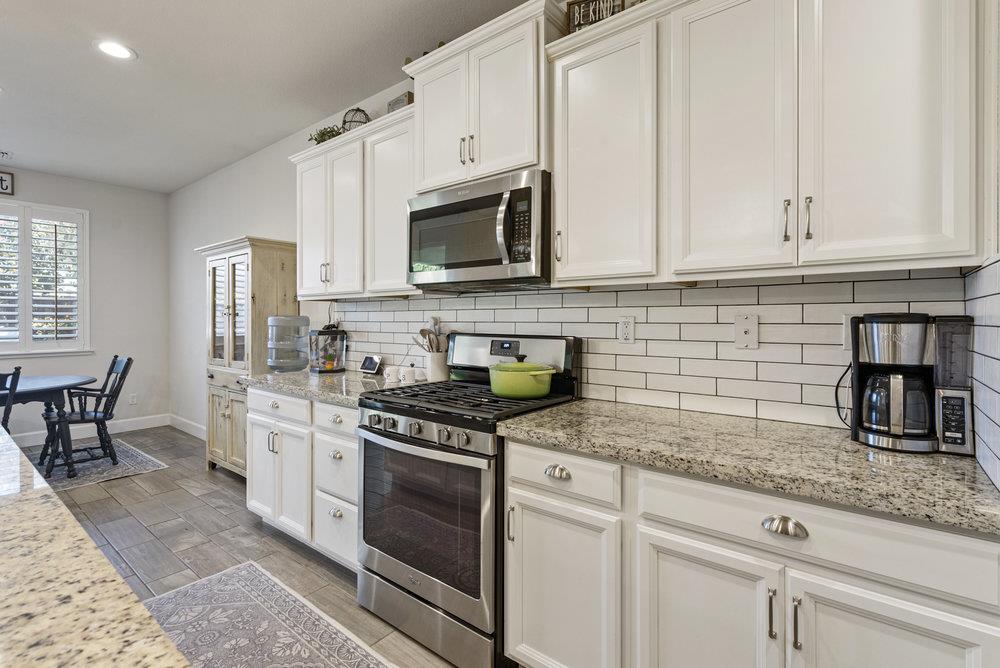Detail Gallery Image 8 of 37 For 471 Segovia Dr, Hollister,  CA 95023 - 3 Beds | 2/1 Baths
