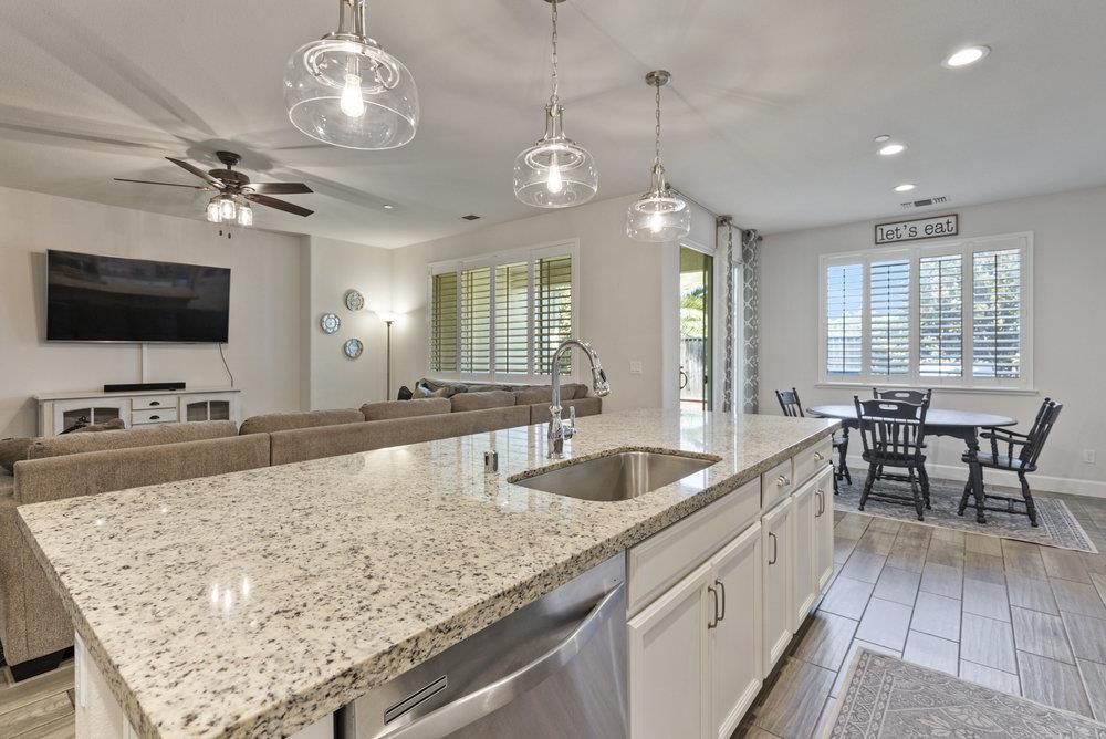 Detail Gallery Image 9 of 37 For 471 Segovia Dr, Hollister,  CA 95023 - 3 Beds | 2/1 Baths