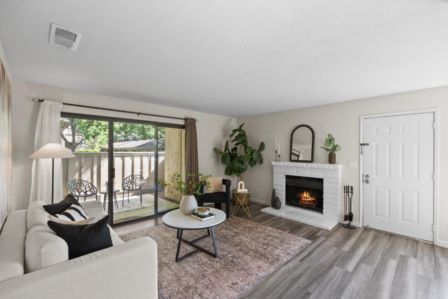 Detail Gallery Image 4 of 31 For 5701 Makati Cir #D,  San Jose,  CA 95123 - 1 Beds | 1 Baths