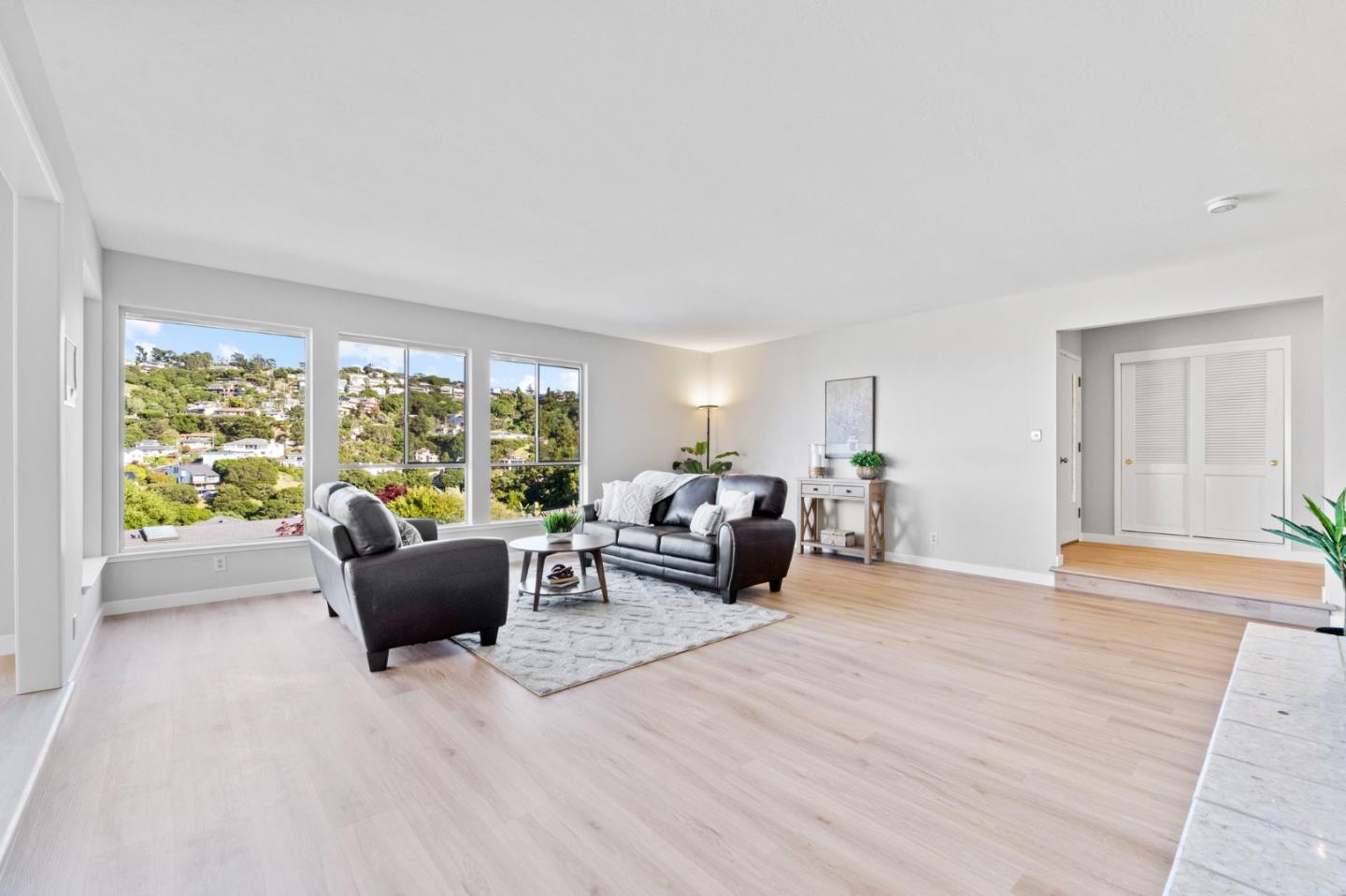 Detail Gallery Image 15 of 51 For 942 Viewridge Dr, San Mateo,  CA 94403 - 4 Beds | 2/1 Baths