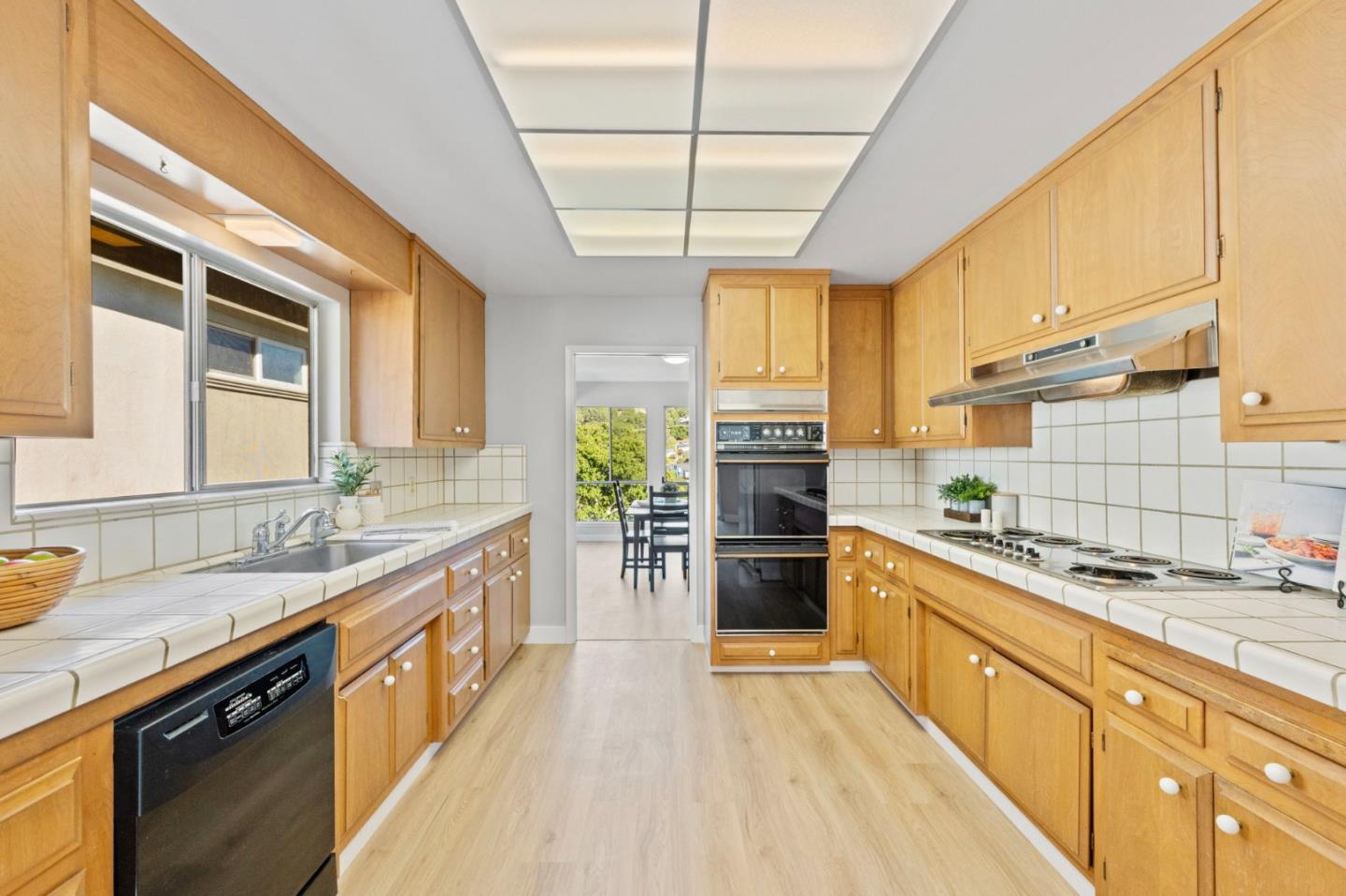 Detail Gallery Image 16 of 51 For 942 Viewridge Dr, San Mateo,  CA 94403 - 4 Beds | 2/1 Baths