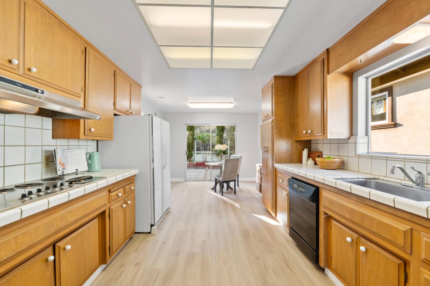 Detail Gallery Image 18 of 51 For 942 Viewridge Dr, San Mateo,  CA 94403 - 4 Beds | 2/1 Baths