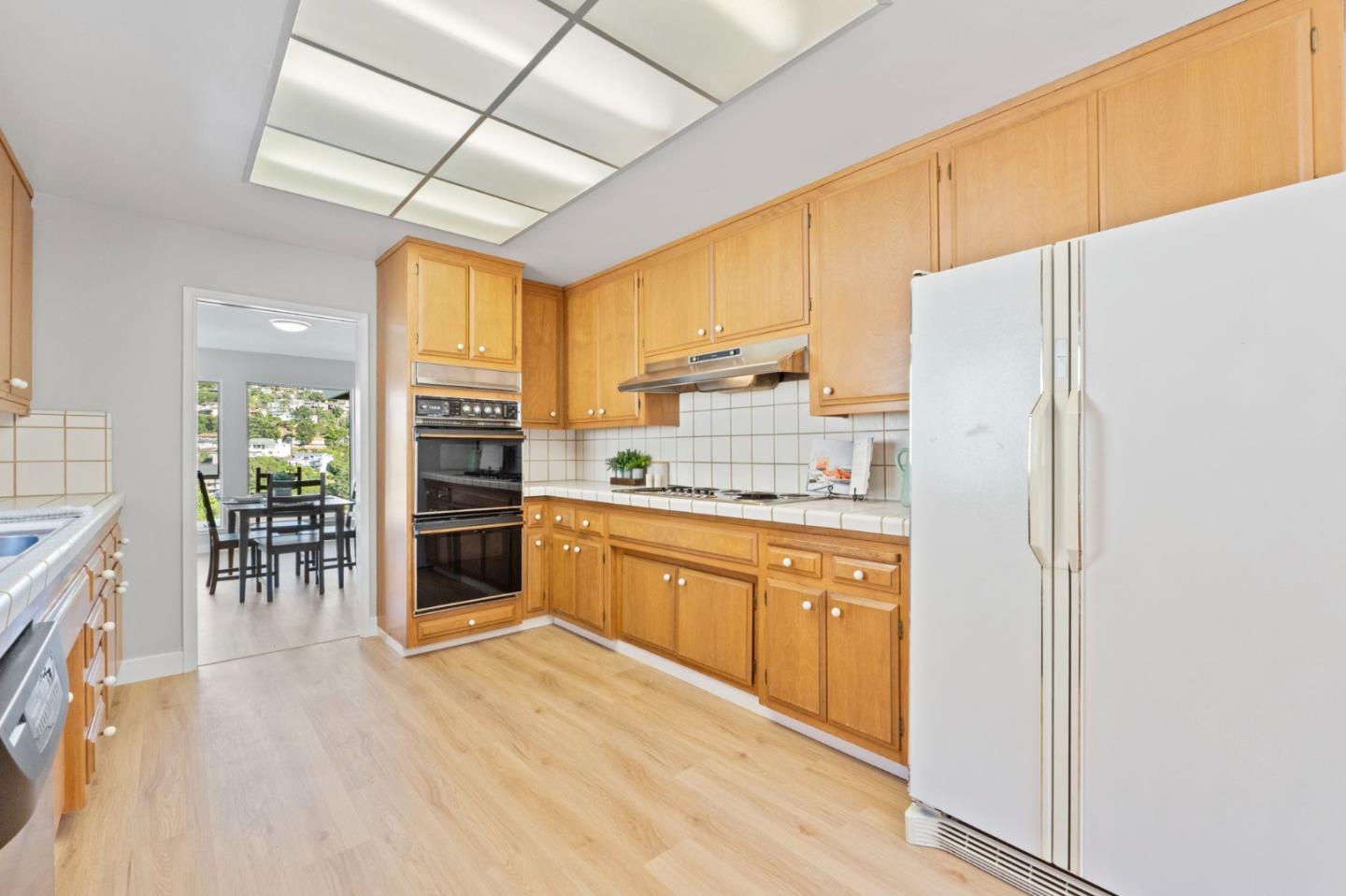 Detail Gallery Image 19 of 51 For 942 Viewridge Dr, San Mateo,  CA 94403 - 4 Beds | 2/1 Baths