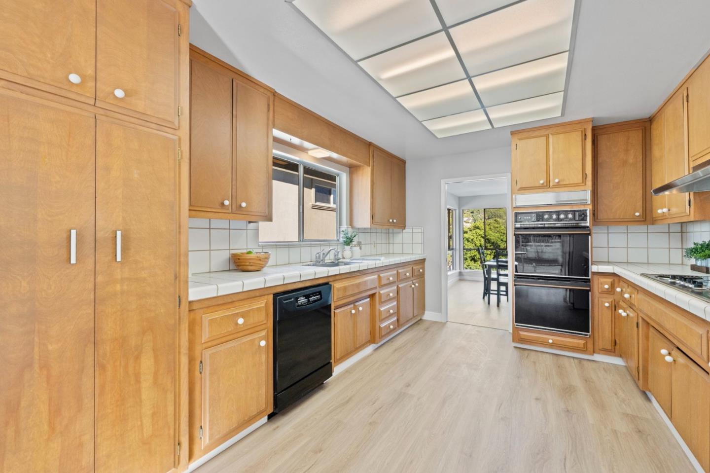 Detail Gallery Image 20 of 51 For 942 Viewridge Dr, San Mateo,  CA 94403 - 4 Beds | 2/1 Baths