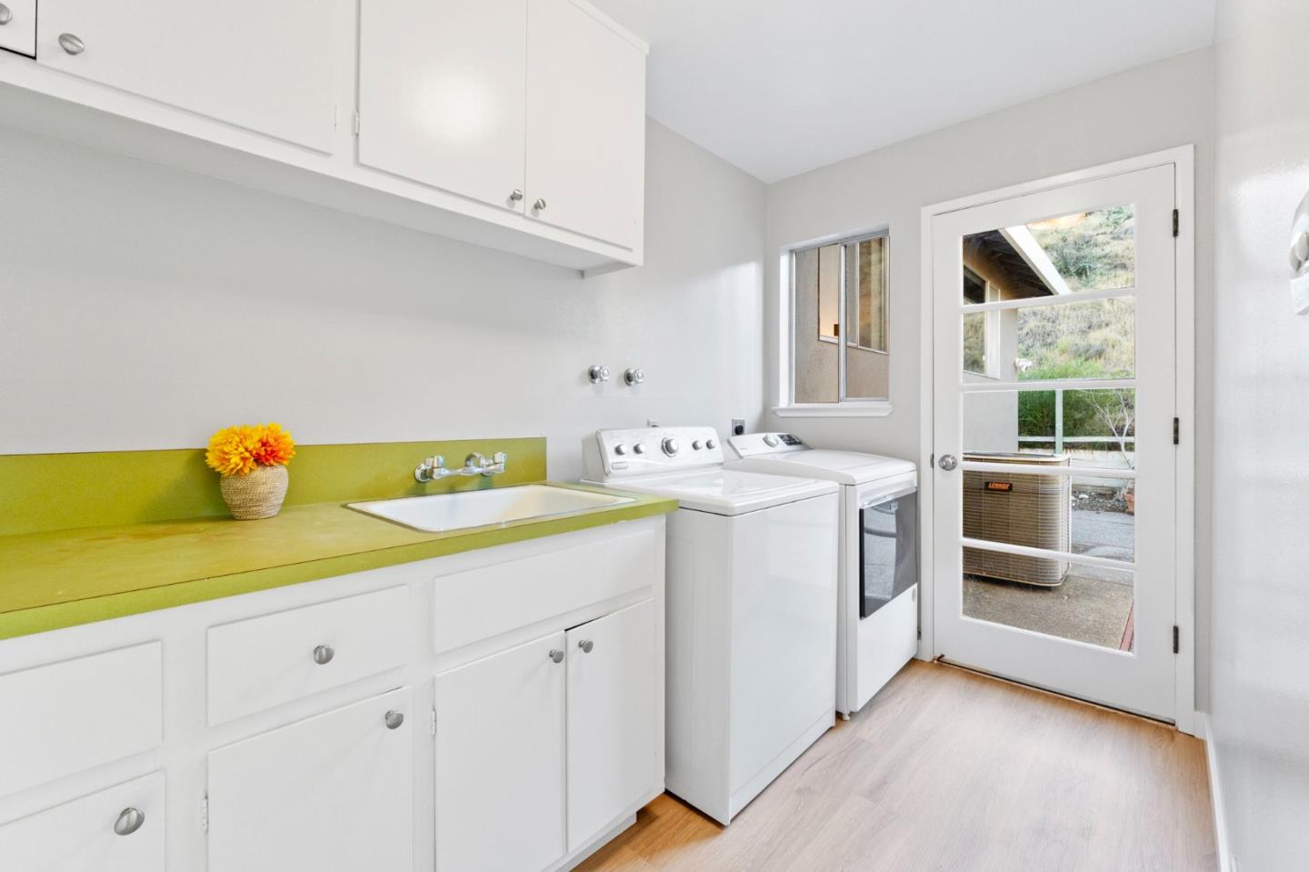 Detail Gallery Image 21 of 51 For 942 Viewridge Dr, San Mateo,  CA 94403 - 4 Beds | 2/1 Baths