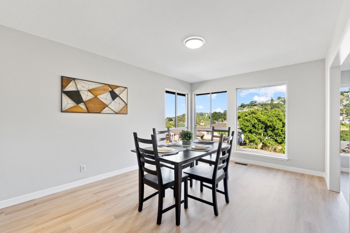 Detail Gallery Image 22 of 51 For 942 Viewridge Dr, San Mateo,  CA 94403 - 4 Beds | 2/1 Baths