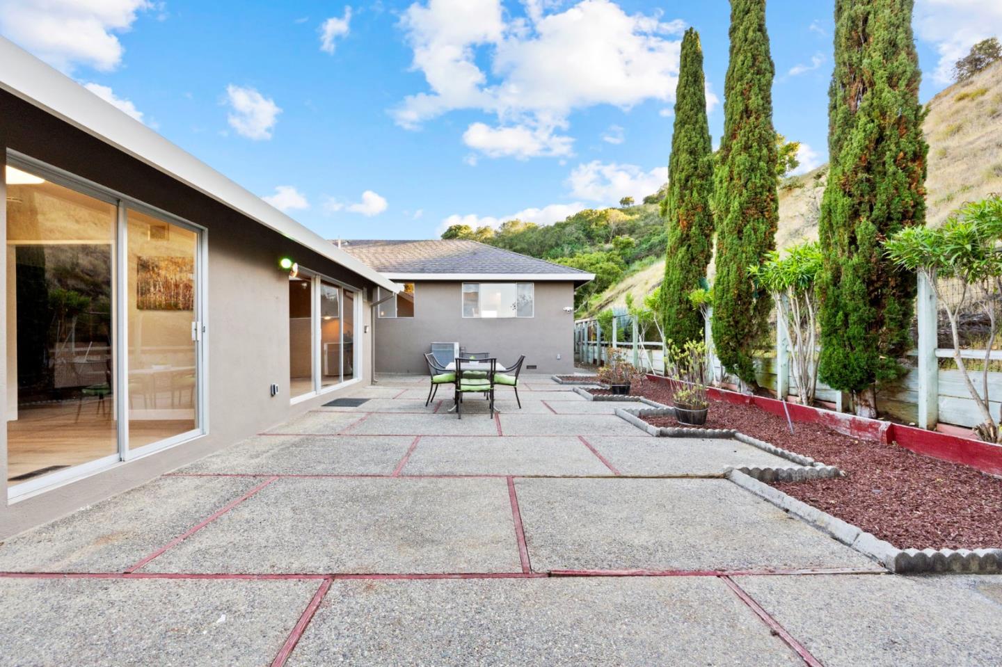 Detail Gallery Image 43 of 51 For 942 Viewridge Dr, San Mateo,  CA 94403 - 4 Beds | 2/1 Baths