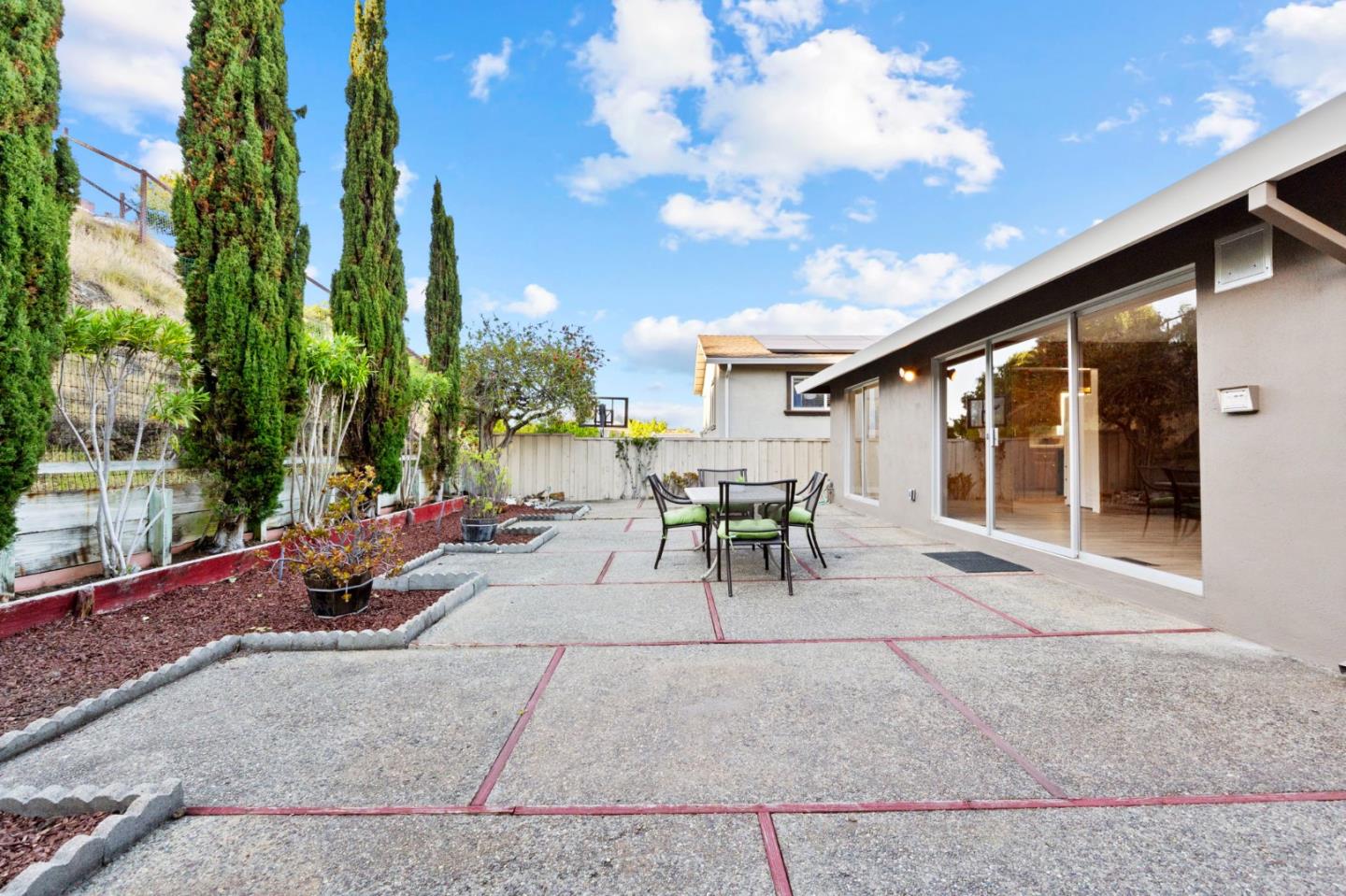 Detail Gallery Image 45 of 51 For 942 Viewridge Dr, San Mateo,  CA 94403 - 4 Beds | 2/1 Baths