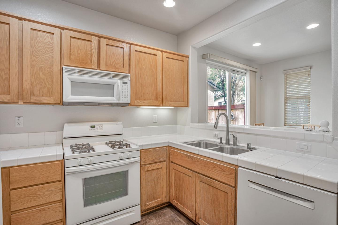 Detail Gallery Image 5 of 14 For 1658 Glenmore Dr, Fairfield,  CA 94533 - 3 Beds | 2/1 Baths