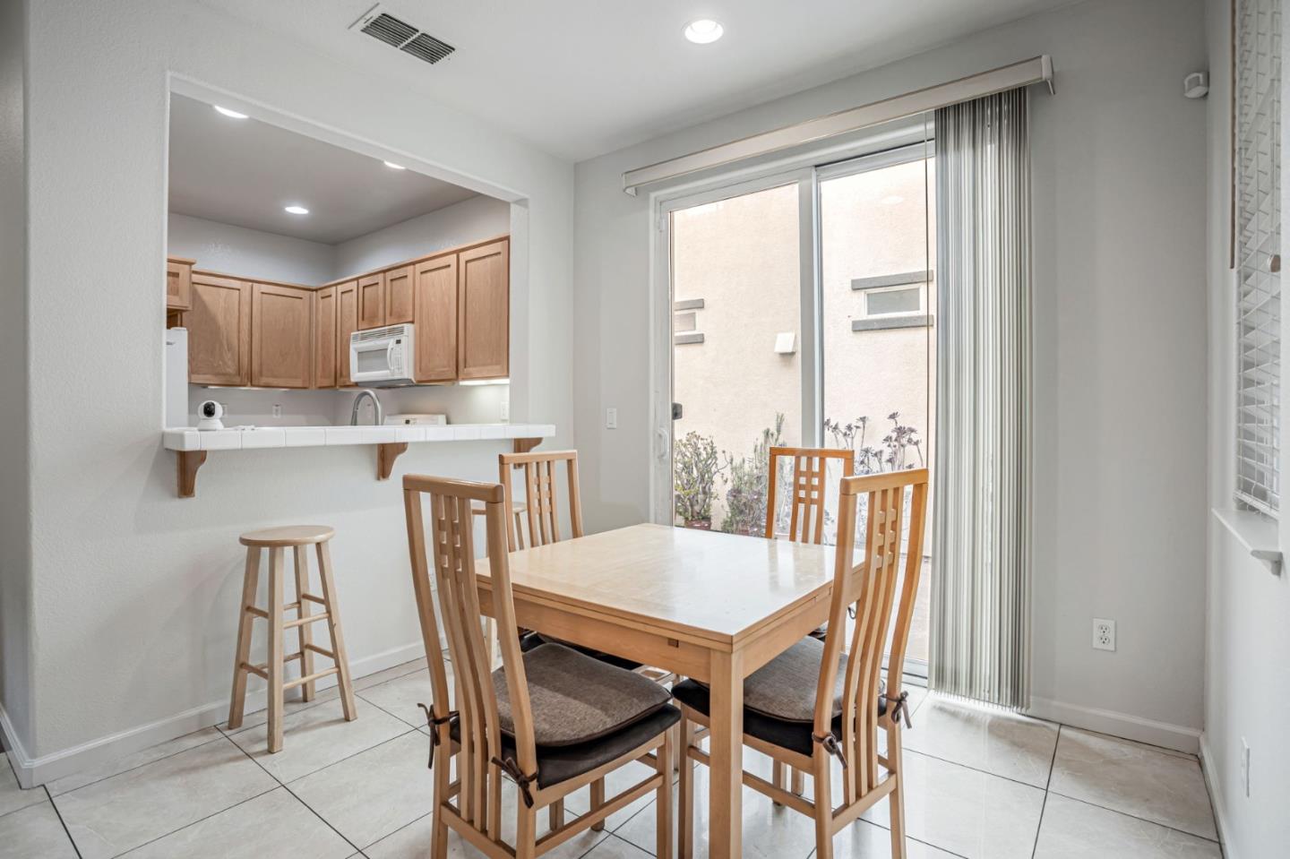 Detail Gallery Image 6 of 14 For 1658 Glenmore Dr, Fairfield,  CA 94533 - 3 Beds | 2/1 Baths