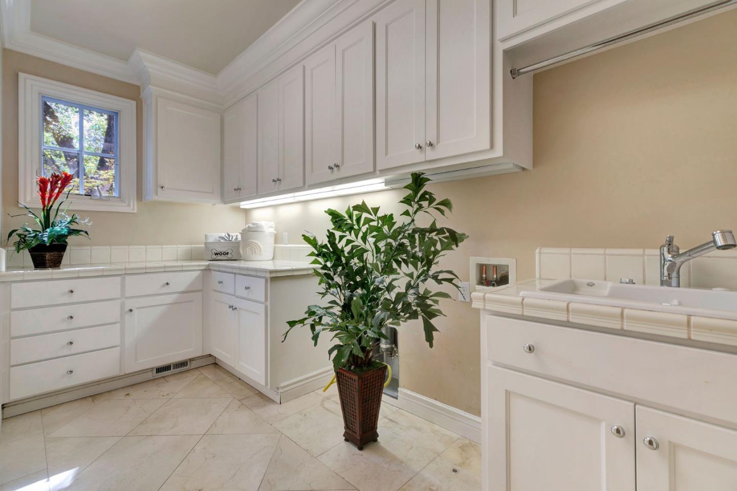 Detail Gallery Image 11 of 13 For 13998 Alta Vista, Saratoga,  CA 95070 - 6 Beds | 5/1 Baths