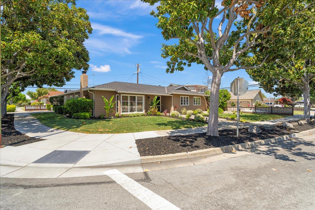 Detail Gallery Image 3 of 32 For 1597 Koch Ln, San Jose,  CA 95125 - 3 Beds | 2/1 Baths
