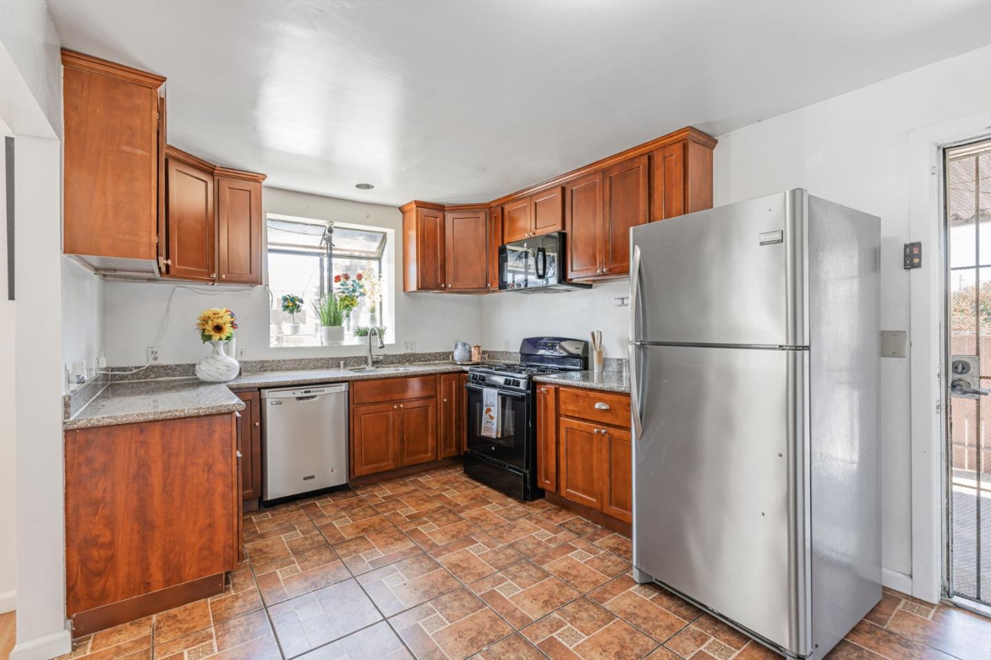 Detail Gallery Image 10 of 51 For 647 Stege Ave, Richmond,  CA 94804 - 4 Beds | 2 Baths