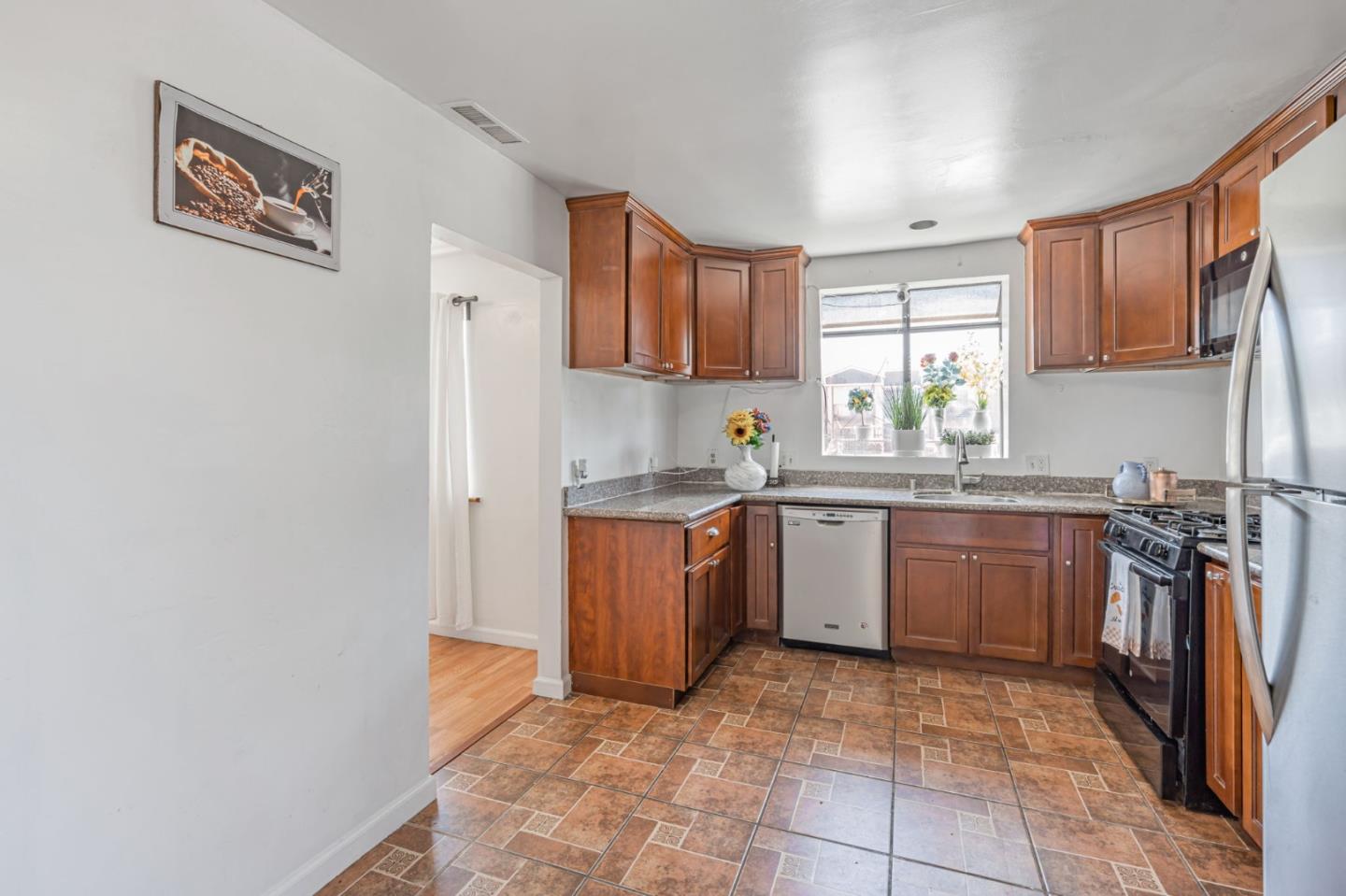 Detail Gallery Image 12 of 51 For 647 Stege Ave, Richmond,  CA 94804 - 4 Beds | 2 Baths