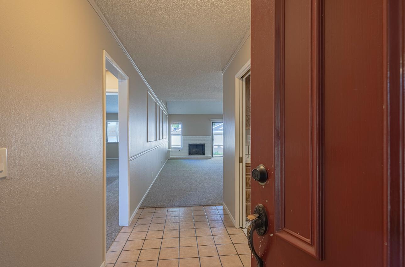 Detail Gallery Image 3 of 32 For 1840 Cherokee Dr #1,  Salinas,  CA 93906 - 2 Beds | 2 Baths