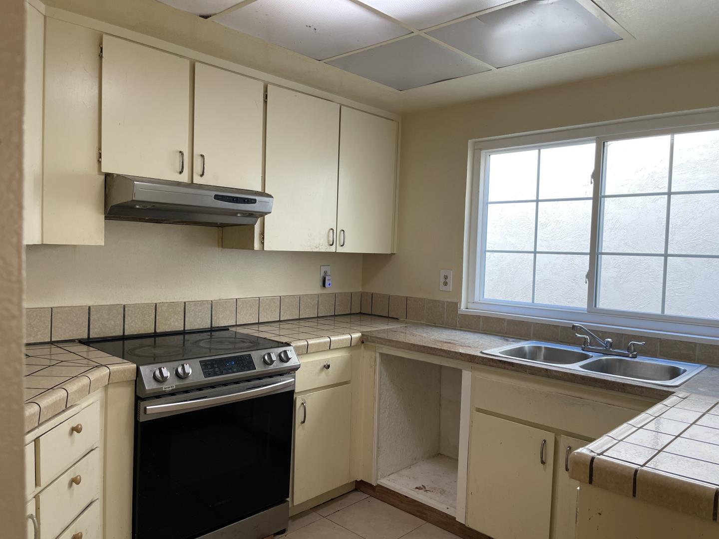 Detail Gallery Image 10 of 30 For 1826 Perrone Cir, San Jose,  CA 95116 - 3 Beds | 2 Baths