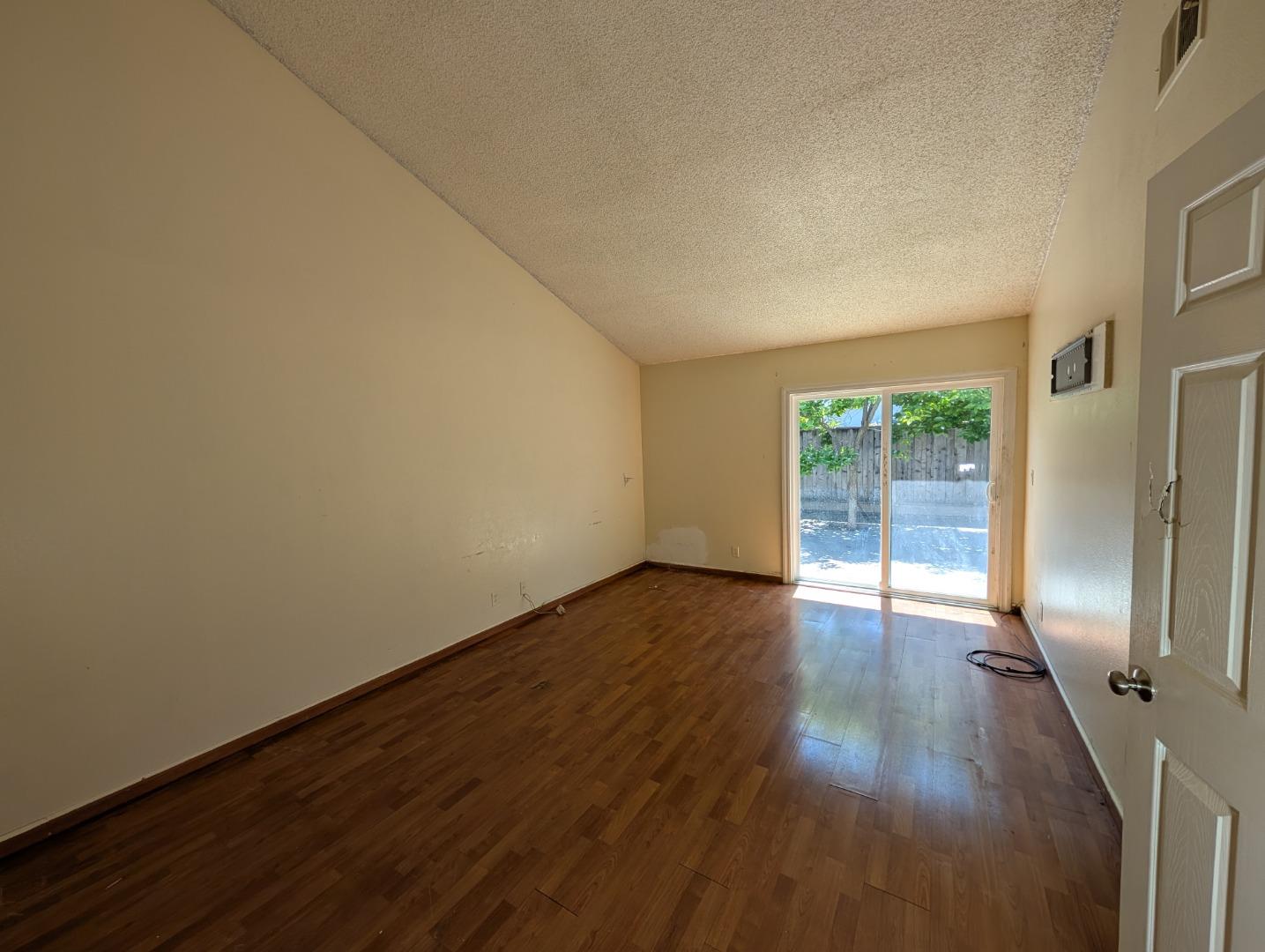 Detail Gallery Image 15 of 30 For 1826 Perrone Cir, San Jose,  CA 95116 - 3 Beds | 2 Baths