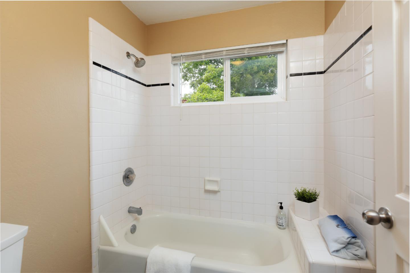 Detail Gallery Image 19 of 41 For 107 Pauline Dr, Watsonville,  CA 95076 - 6 Beds | 2/1 Baths