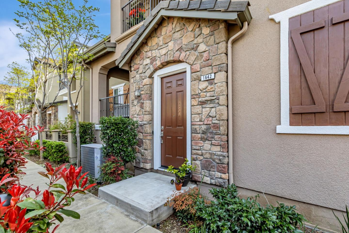 Detail Gallery Image 3 of 22 For 1642 Lorient Ter, San Jose,  CA 95133 - 2 Beds | 2 Baths