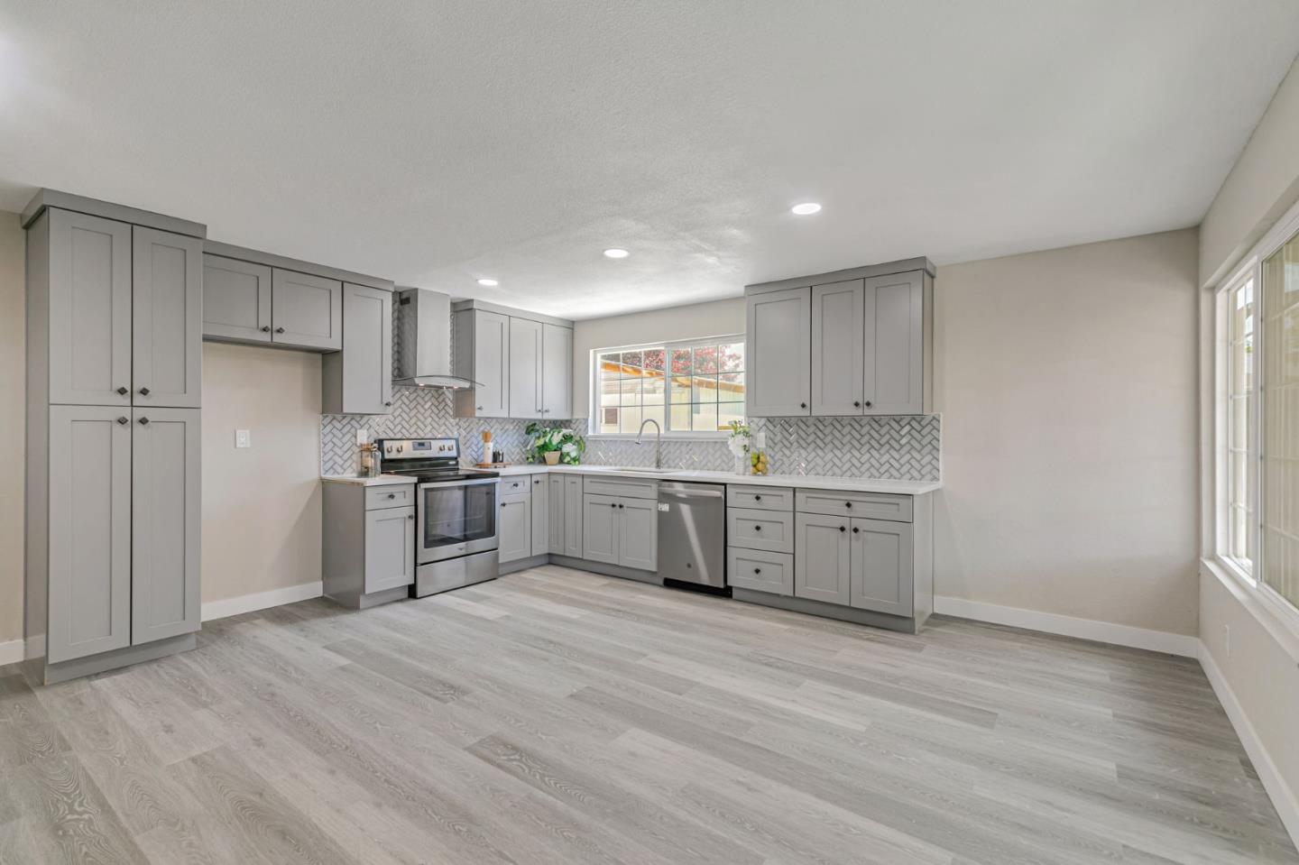 Detail Gallery Image 9 of 47 For 1252 Simonson Court, San Jose,  CA 95121 - 5 Beds | 2 Baths